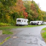 Naturnahe Stellplätze im Campingpark KNAUS Hennesee im Sauerland