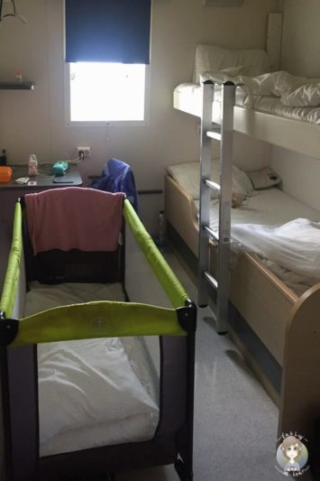 Kabine mit Meerblick und Kinderbett auf der Stena Line Fähre ins Baltikum
