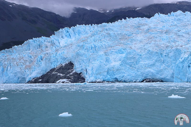 Blauer Gletscher im Kenai Fjords Nationalpark bei Seward in Alaska