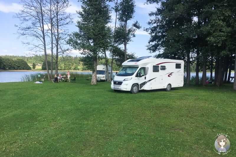 Camping mit Wohnmobil im Baltikum am See