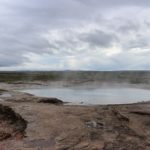 Geysir Strokkur am Golden Circle Island vor dem Ausbruch