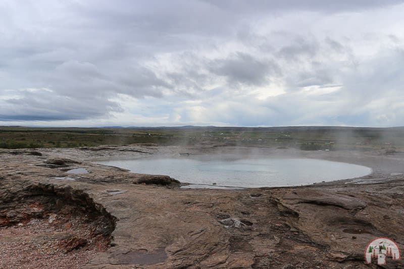 Geysir Strokkur am Golden Circle Island vor dem Ausbruch