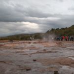 Besucher am Geysir Strokkur am Golden Circle Island