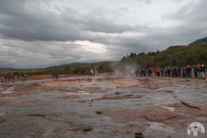 Besucher am Geysir Strokkur am Golden Circle Island