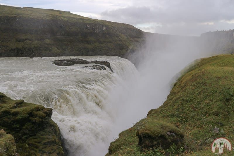 Atemberaubender Blick auf den Goldenen Wasserfalls in Island