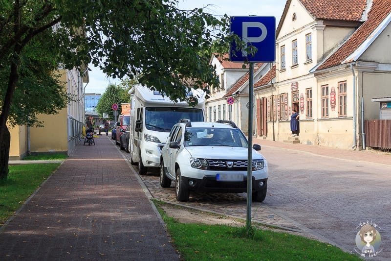 Parken mit dem Wohnmobil im Baltikum in kleinen Orten