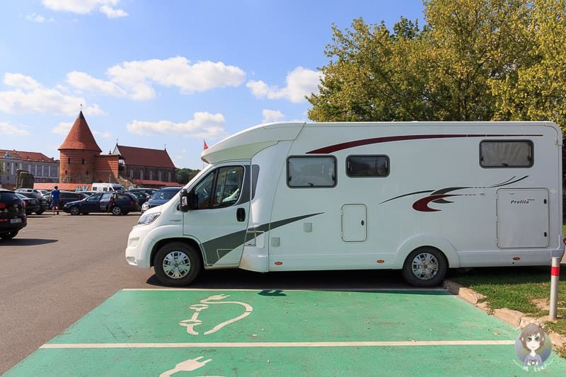 Parkplatz für das Wohnmobil in einer Stadt im Baltikum