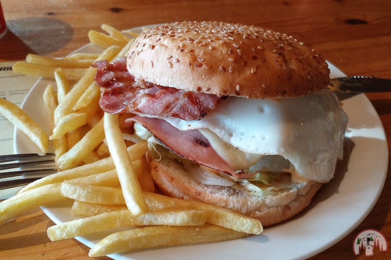 Burger im Víkurskáli Imbiss in Island