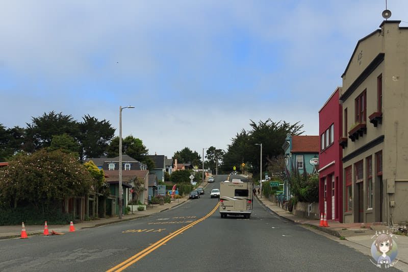 Fahrt durch kleine Ortschaften am Coast Highway