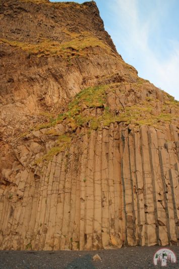Basaltsäulen am Strand Reynisfjara auf der Island Rundreise