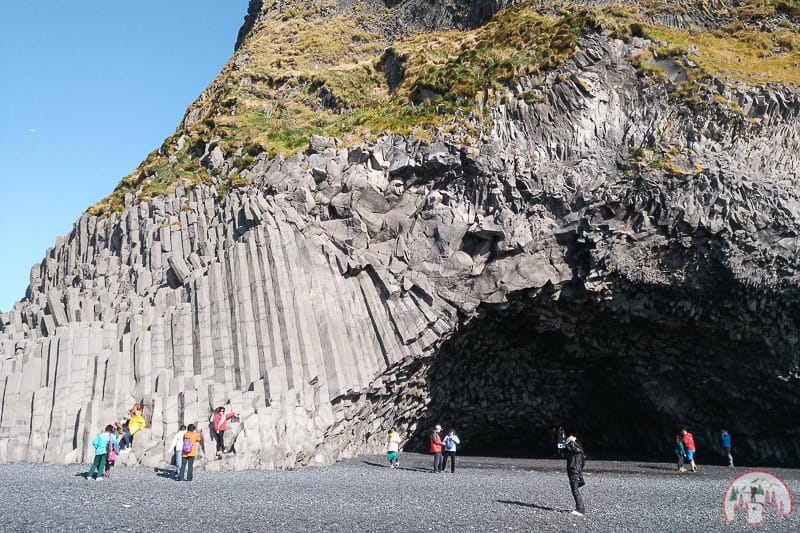 Höhle am Strand auf Island Rundreise mit dem Auto im Süden