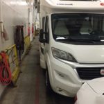 Dicht an dicht geparkt mit dem Wohnmobil auf einer Fähre