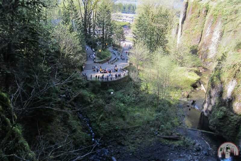 Die Besucherplattform an den Multnomah Falls auf Oregon Roadtrip