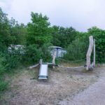 Immer wieder kleine Naturspielecken auf dem Camping Geversduin