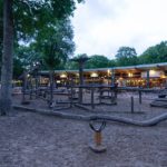 Zentraler Platz am Abend auf dem Camping Geversduin