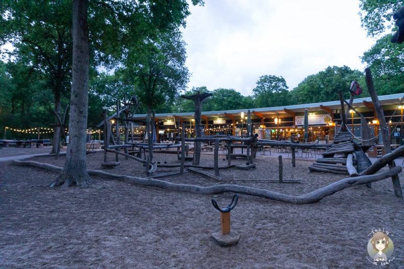 Zentraler Platz am Abend auf dem Camping Geversduin