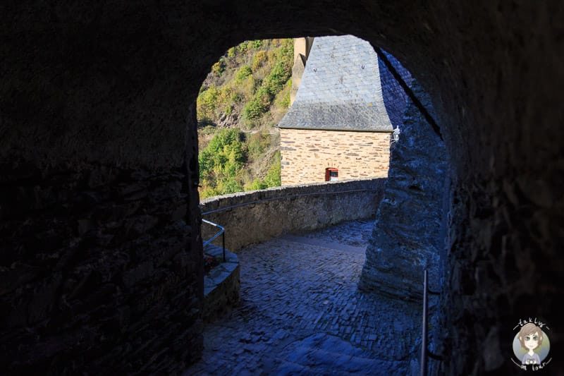 Ein Torbogen an der Burg Eltz
