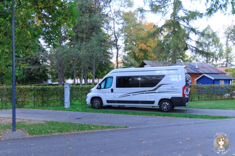 Ein Van auf dem Wohnmobilstellplatz Martbusch in Berdorf Luxemburg
