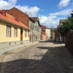 In der Altstadt von Viljandi im Baltikum mit Kind