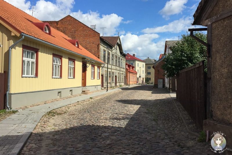 In der Altstadt von Viljandi im Baltikum mit Kind