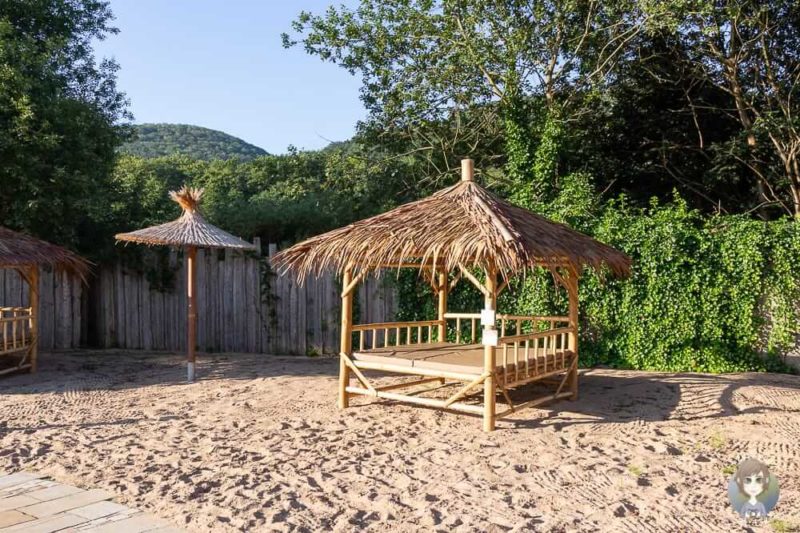 Daybeds im Sand vom Relax-Garten des AquaMagis