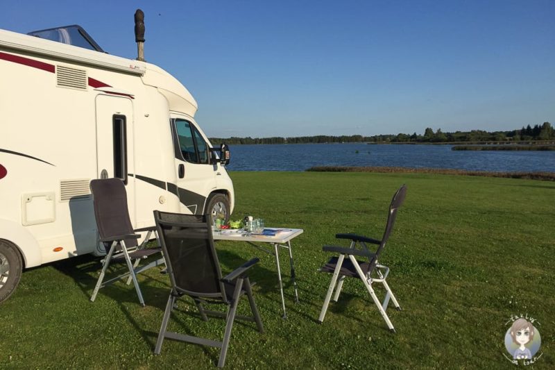 Camping mit Kind am Wasser