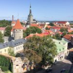 Aussicht vom Domberg in Tallinn im Baltikum mit Kind