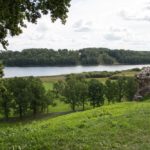 Aussicht vom Schlossberg Viljandi im Baltikum mit Kind