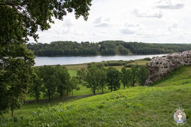 Aussicht vom Schlossberg Viljandi im Baltikum mit Kind