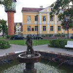 Im Baltikum mit Kind am Brunnen und Wasserturm von Viljandi