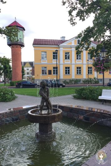 Im Baltikum mit Kind am Brunnen und Wasserturm von Viljandi