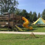 Spielplatz auf dem Camping Apaļkalns in Lettland mit Kind