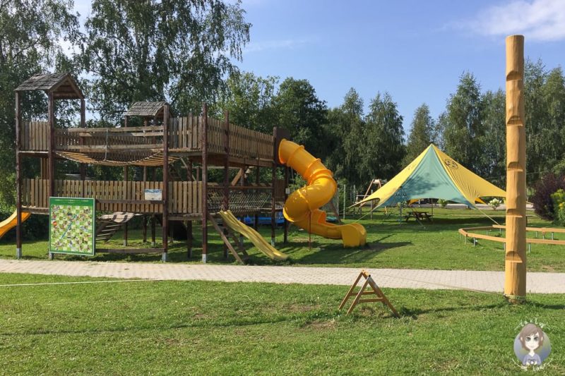 Spielplatz auf dem Camping Apaļkalns in Lettland mit Kind