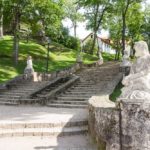 Skulpturen im Cesis Park im Baltikum mit Kind