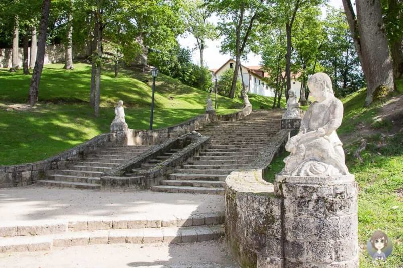 Skulpturen im Cesis Park im Baltikum mit Kind