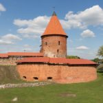 Die Burg von Kaunas im Baltikum mit Kind