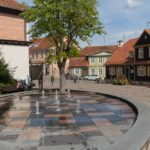 Baltikum mit Kind am Rathausplatz von Kuldiga