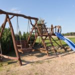 Spielplatz vom Arimaitis Camp im Baltikum mit Kind