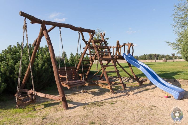 Spielplatz vom Arimaitis Camp im Baltikum mit Kind