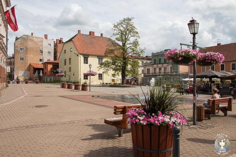Schöne Innenstadt in Cesis im Baltikum mit Kind
