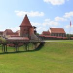 Burganlage in Kaunas im Baltikum mit Kind