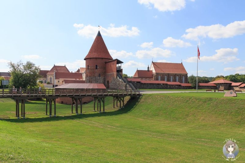 Burganlage in Kaunas im Baltikum mit Kind