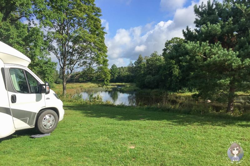 Wohnmobil im Soomaa Watercamp im Baltikum mit Kind