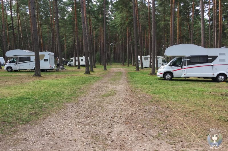 Wohnmobile auf dem Piejūras Kempings Ventspils mit Kind im Baltikum