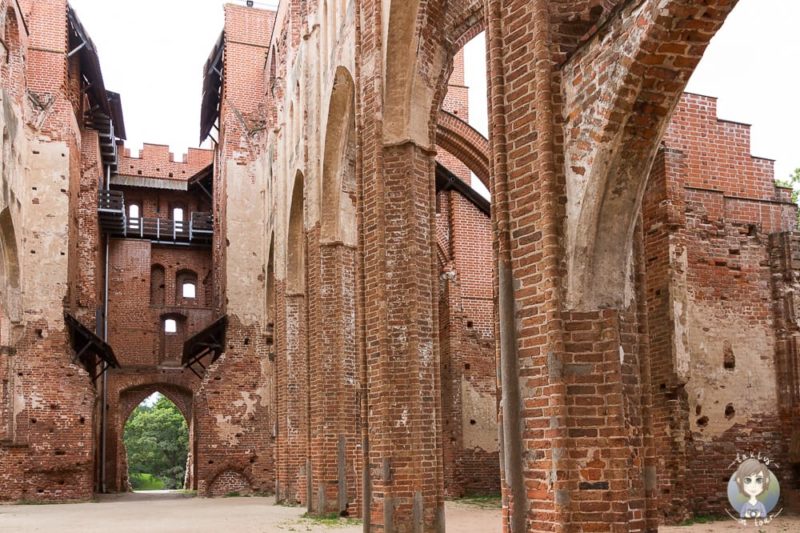 Der Dom Tartu im Baltikum mit Kind