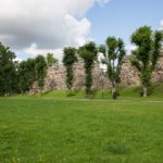 Im Baltikum mit Kind im grünen Schlosspark von Viljandi