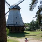 Windmühle in Ventspils im Baltikum mit Kind