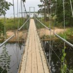 Eine Hängebrücke in Altja im Baltikum mit Kind