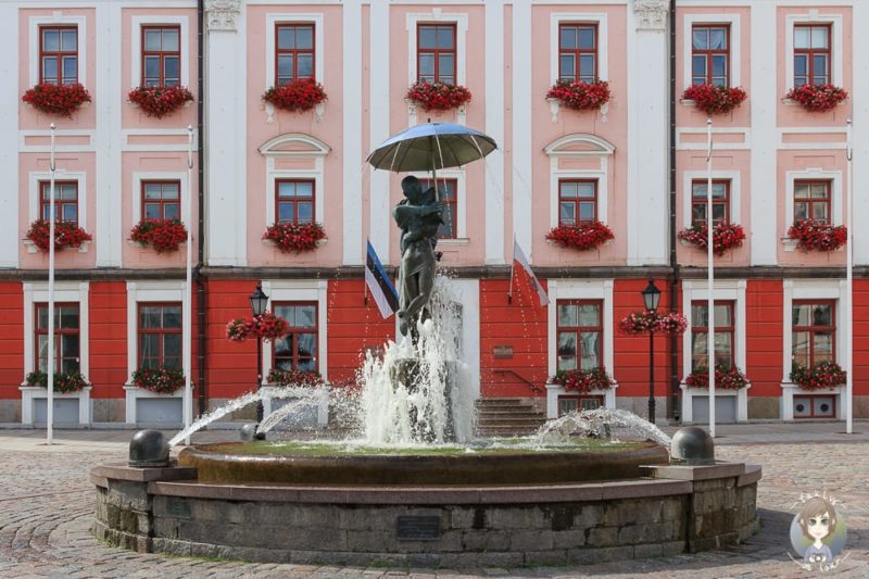 Brunnen in Tartu beim Reisen durchs Baltikum mit Kind