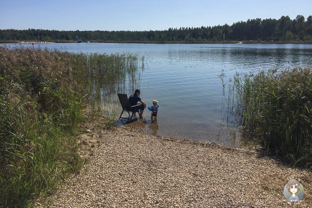 Kleine Pause am Līdumu karjers im Baltikum mit Kind